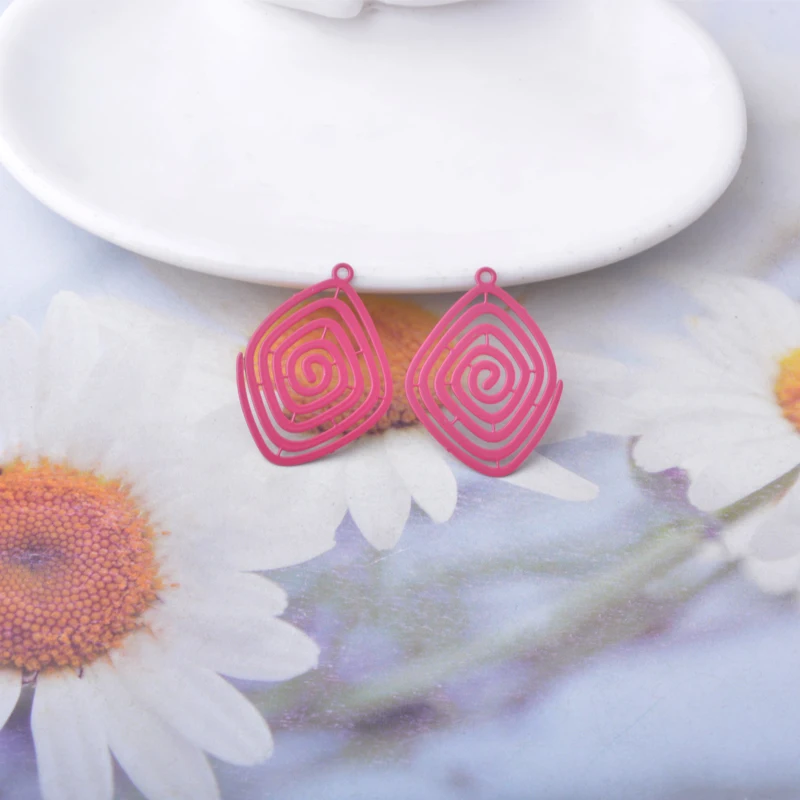 30 Stück AC15187 Messing-Schmuck-Spiralanhänger Bunte Blumenanhänger DIY Damen Ohrring Halsketten Zubehör – Detail 12