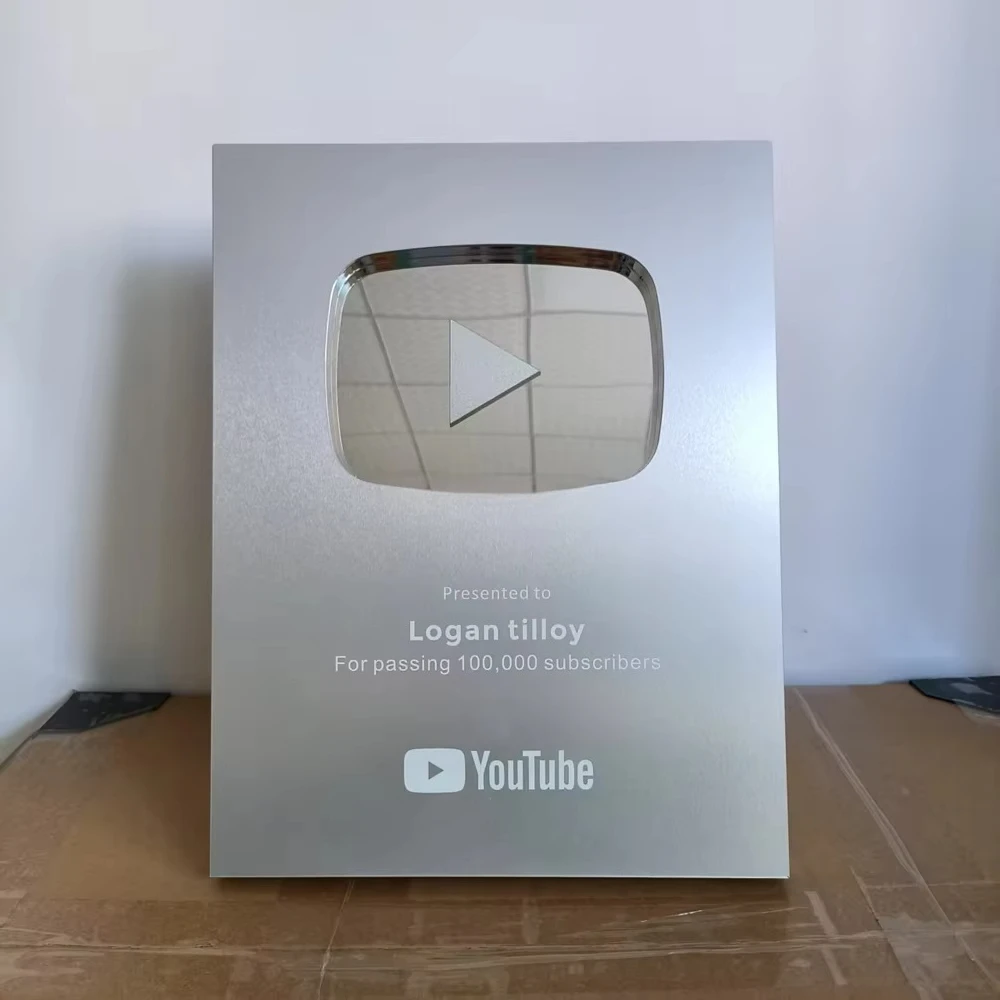 لوحة مخصصة لزر تشغيل YouTube الذهبي المخصص