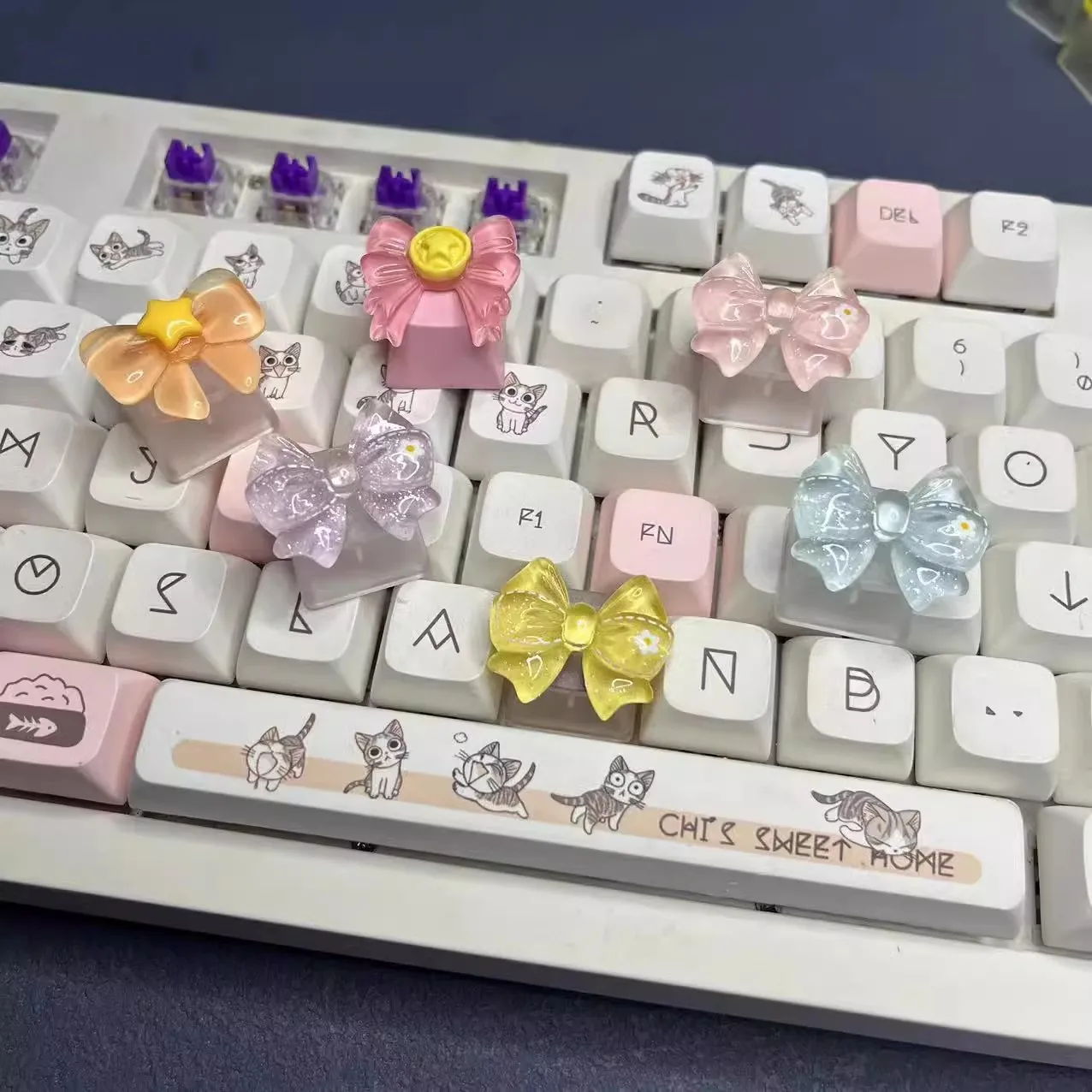 Clavier mécanique créatif personnalisé avec nœud translucide, touches roses et bleues, accessoires ajoutés