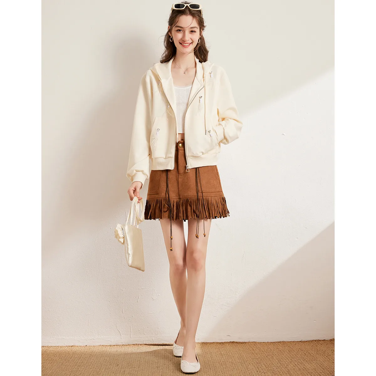 LOUIS YAO Felpa con cerniera Cardigan 2025 Autunno Casual Maglia con maniche lunghe Cappotto da donna Elegante cappotto con cappuccio ornato di piume