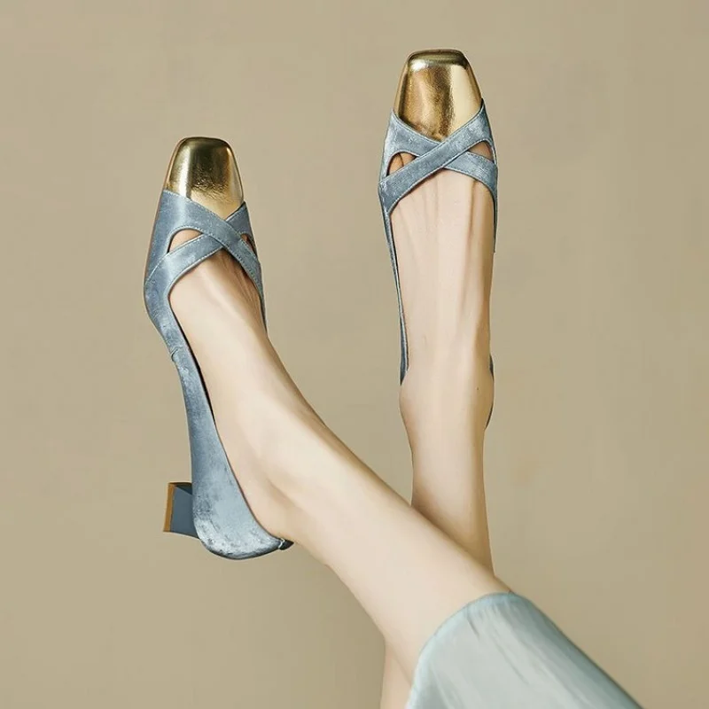 2026 Sommer-Damen-Pumps, französisch, elegant, hohl, quadratische Zehenpartie, Blockabsatz, Blau-Gold, Kreuzriemen, Vintage-Sandalen mit mittlerem Absatz