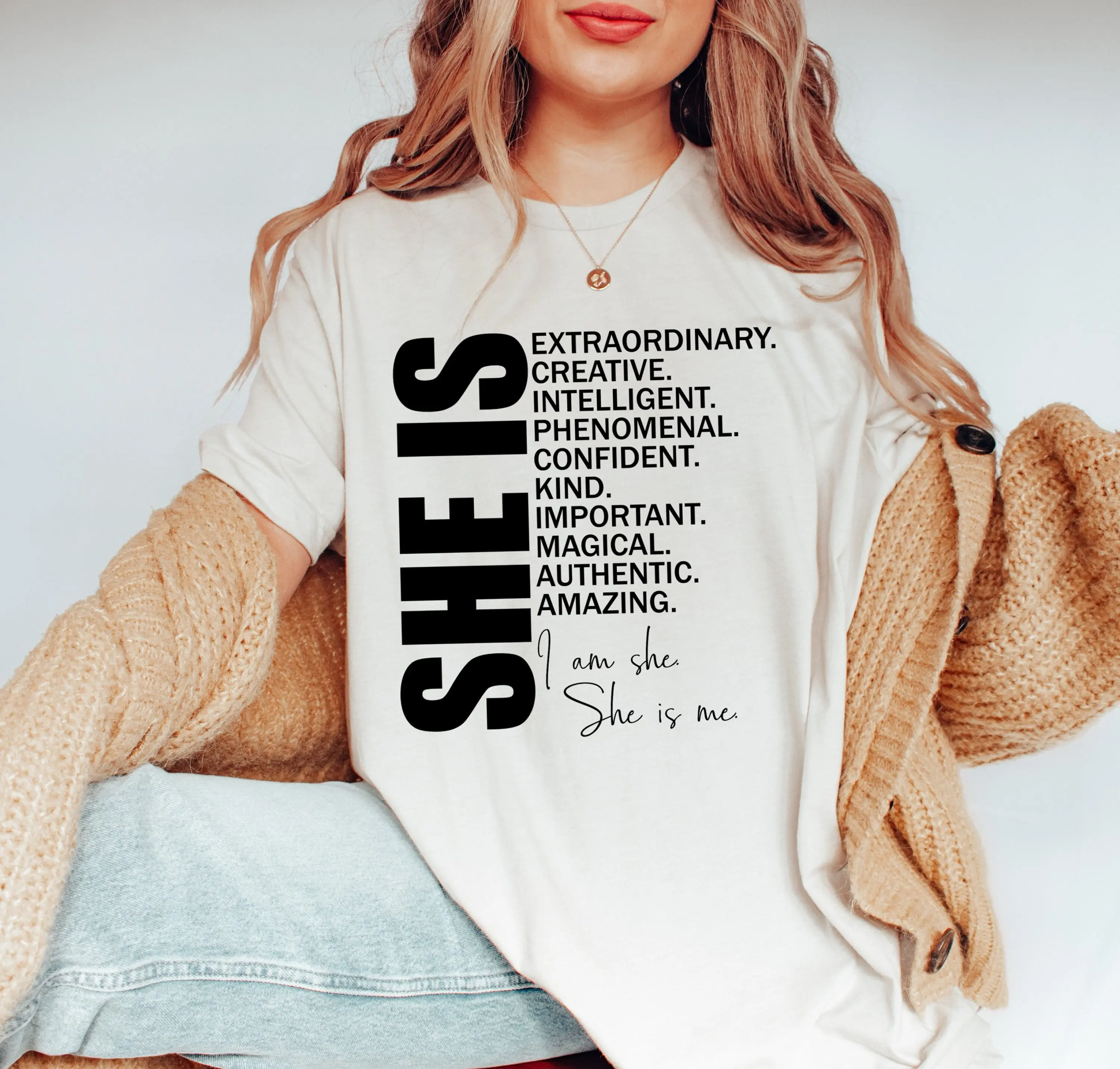 

Женская футболка с надписью «She Is Extraordinary»