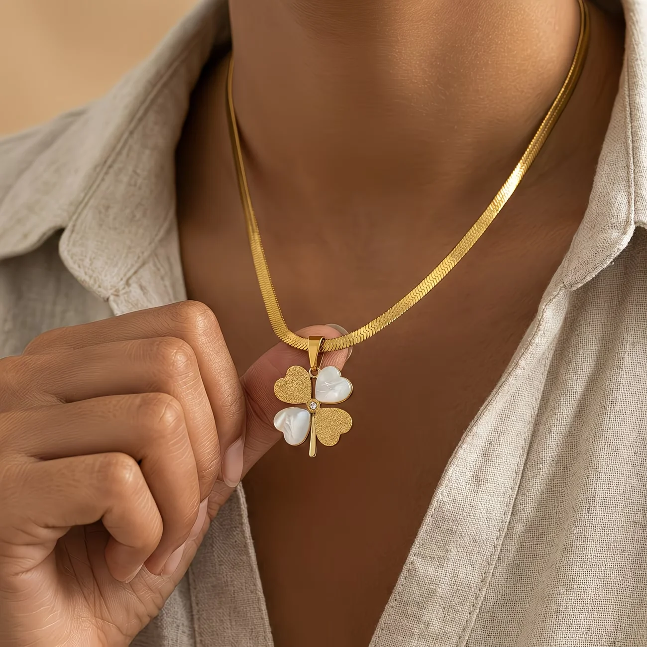 1pc Lucky Four-Leaf Clover Pendant Necklace Pearl Mother-Of-Pearl Pendant Jewelry Two-Tone Stainless Steel Flat Snake Chain Eleg