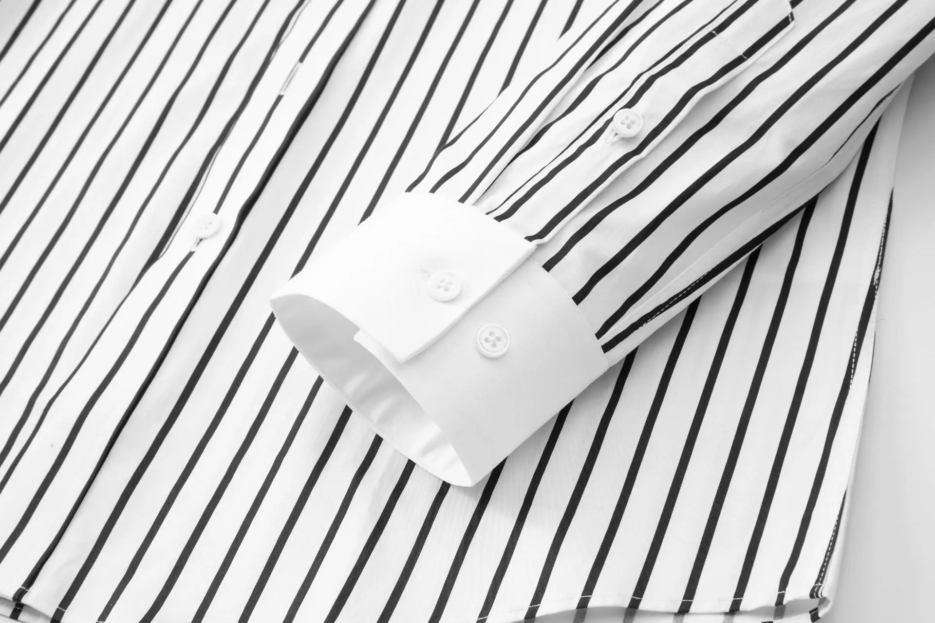 قميص قطني فاخر مخطط للرجال قمصان عمل كاجوال ضيقة بأكمام طويلة متعددة الاستخدامات للولائم الاجتماعية قميص ملابس للرجال