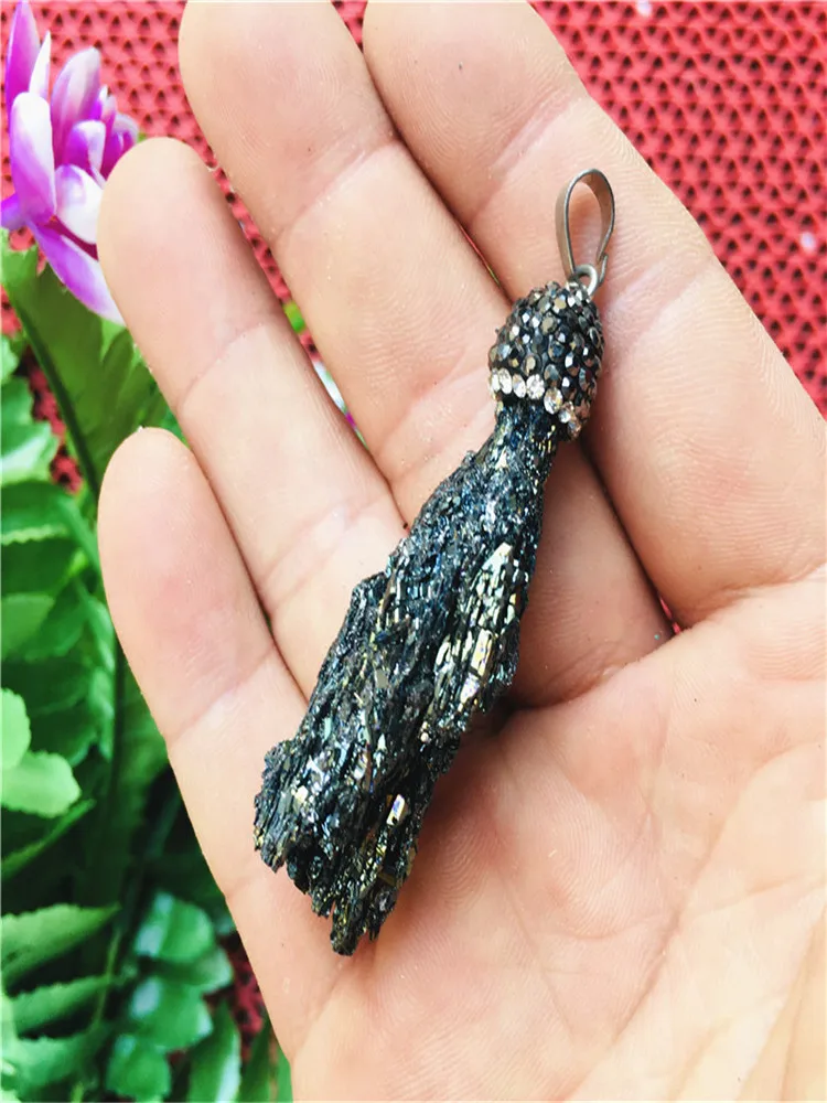 Natural crystal colored silicon carbide pendant for home decoration