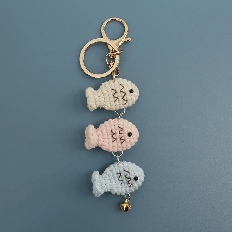Gehäkelter Fisch-Schlüsselanhänger, handgemachter gestrickter Fisch-Anhänger, Taschen- und Rucksack-Ornament, niedliches Geschenk – Detail 2
