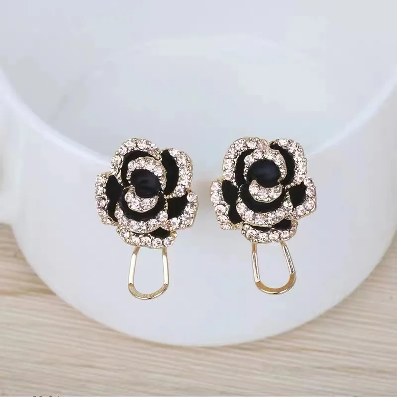 Sexy and Shiny Rhinestone Black Camellia Flower Earrings Luxury Accessories for 2024 Fashion Jewelry Women\'s and Girls\' Party