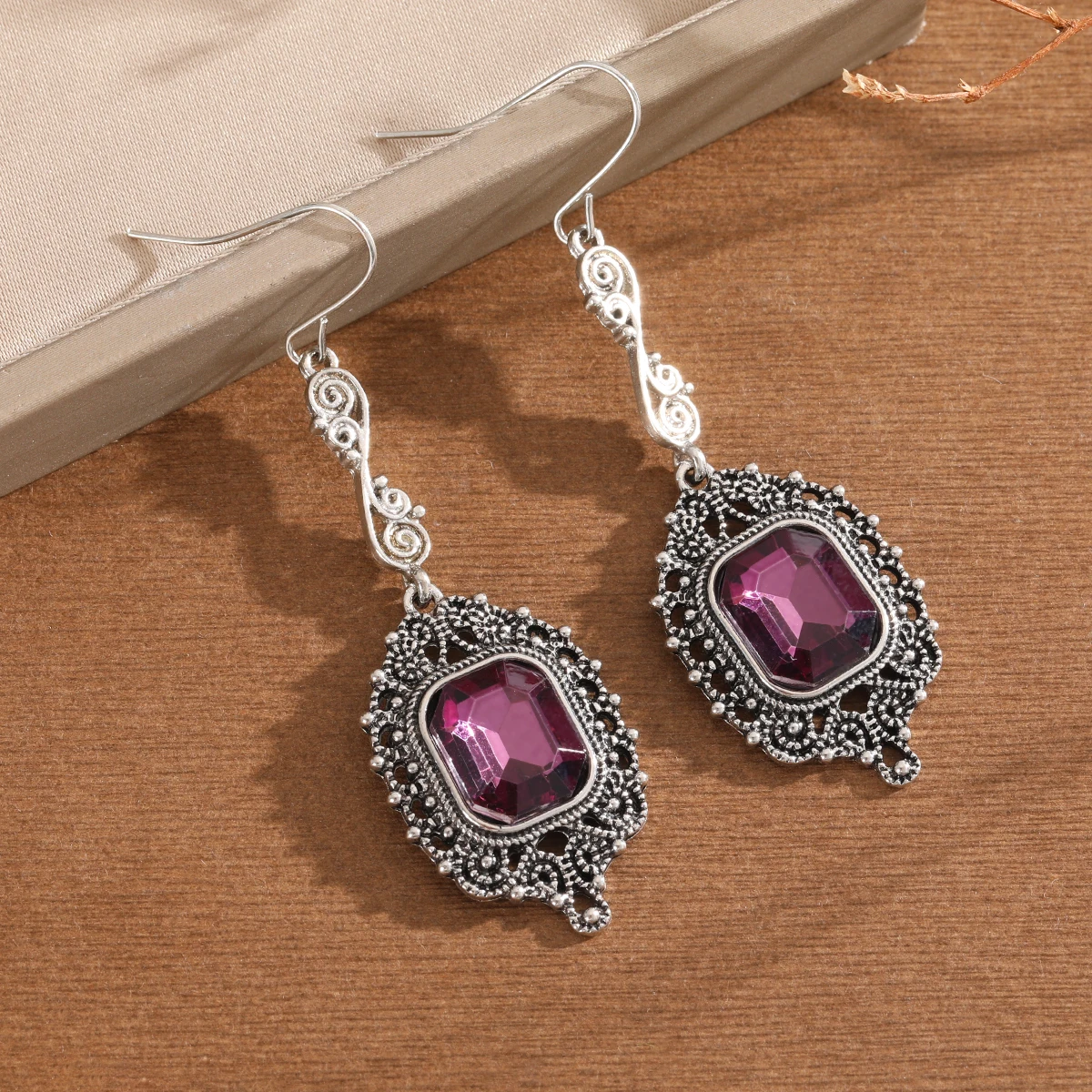 Retro hollow-patterned diamond-shaped border set with artificial gemstones women's pendant earrings for parties and gatherings