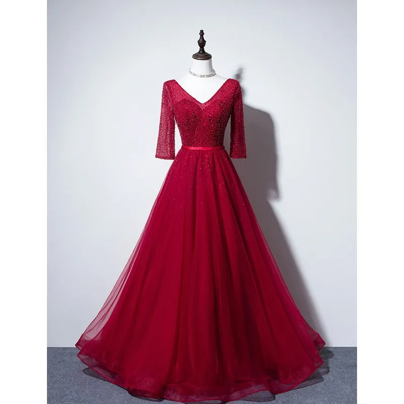

Elegant red toasting and thank-you banquet dress