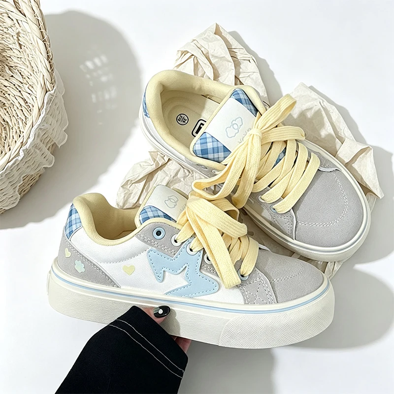 2026 Autumn New Women's Cute Style Bread Shoes Niche Fashion Versatile White Shoes Casual Thick Soled Student Sports Shoes