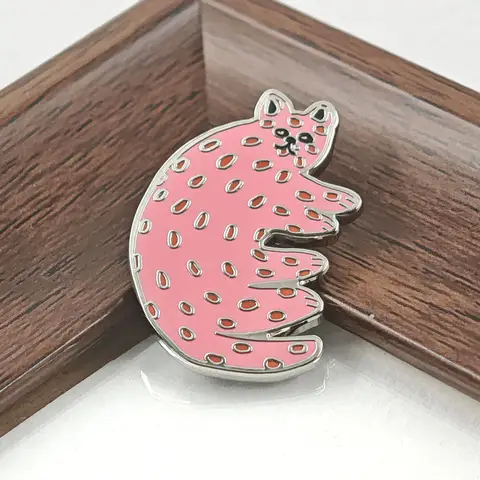 Pin de esmalte de gato leopardo rosa con manchas, broche de gato salvaje de dibujos animados, insignia de arte Doodle Weirdcore, joyería de animales divertida y peculiar, regalo