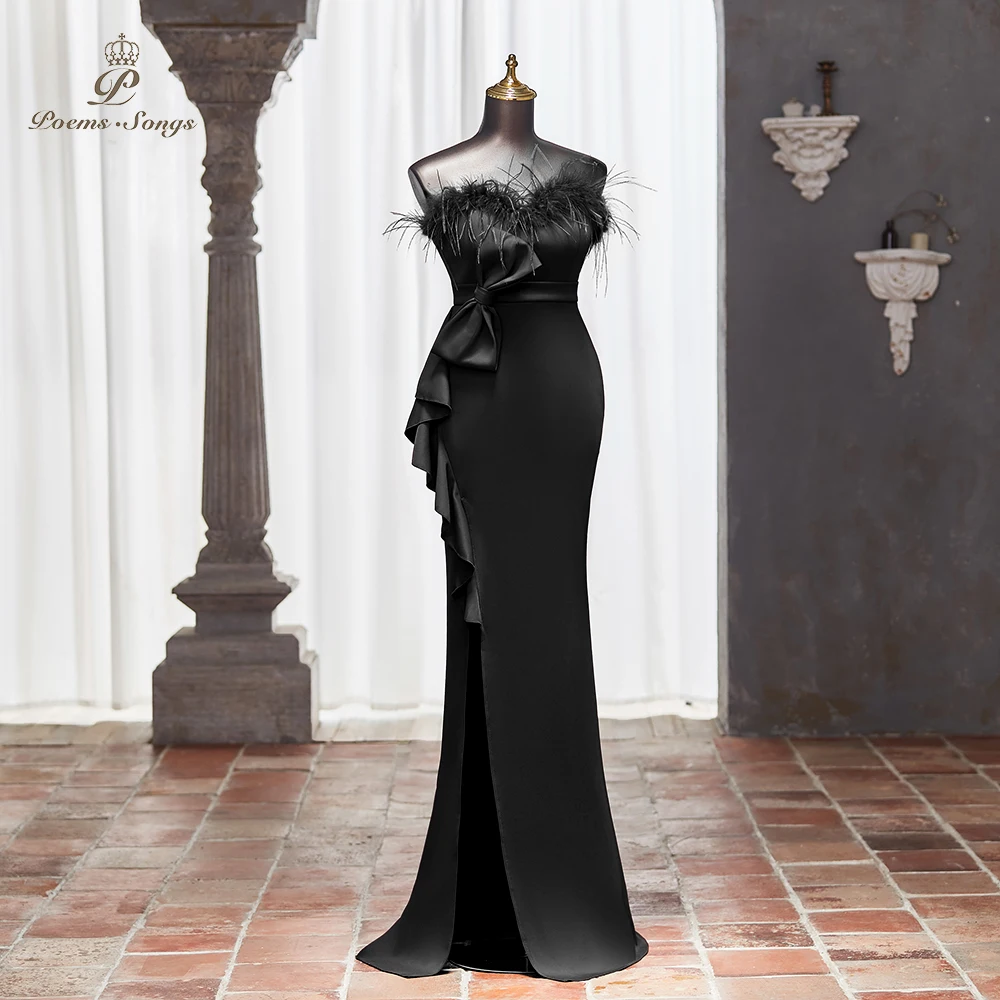 Elegante vestido de noite sereia preto sem alças com detalhes de penas, fenda lateral e detalhes com babados, perfeito para vestidos de fiesta