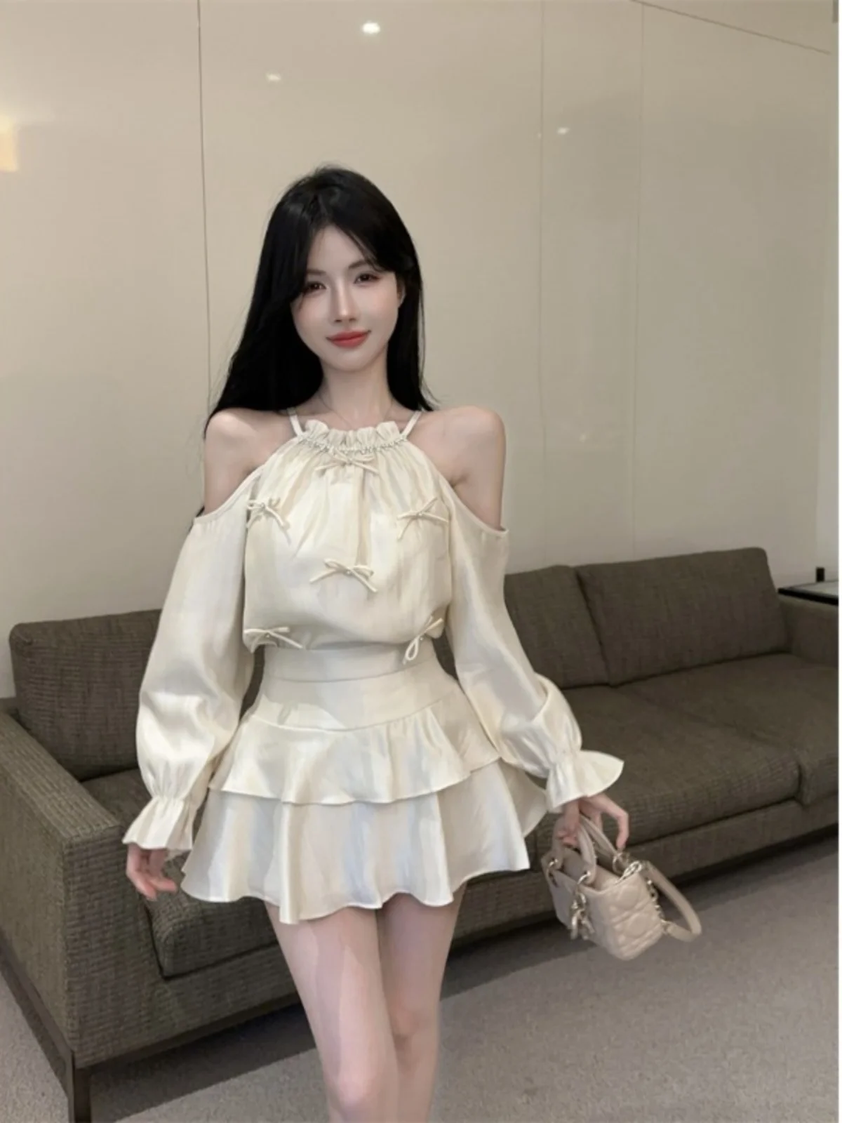 

Элегантный повседневный комплект из двух предметов: топ с завязками на шее и юбка-полусолнце. Женская мода, новинка весна-осень.