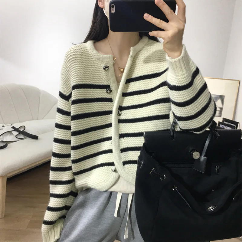 

The New Autumn/winter 2025 Collection Features An Elegant and Casual Striped Knitted Cardigan with A Thick Knitted Sweater Coat