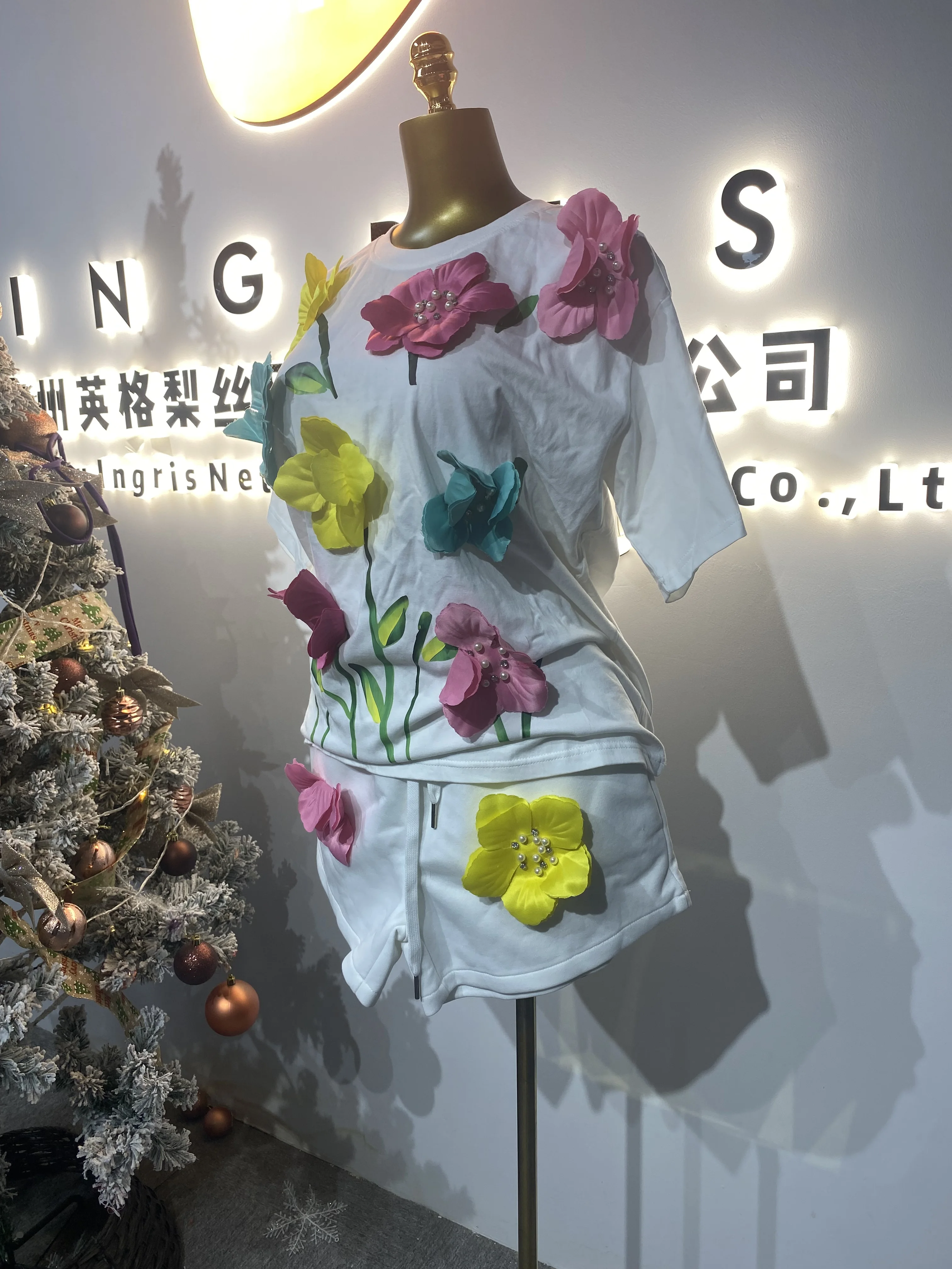 Modna, designerska krótka spódniczka, nowa kolekcja lato 2025, trójwymiarowe kwiaty, okrągły dekolt, wyszczuplająca sukienka - GZMM080