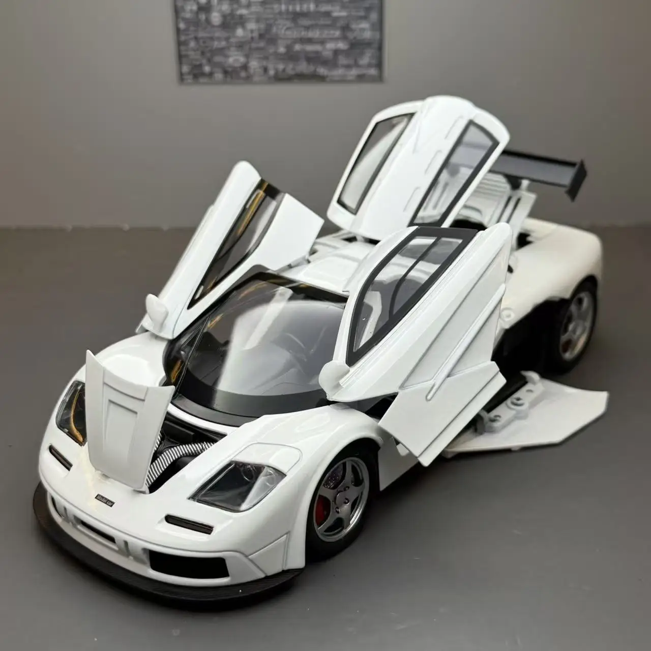 

Модель спортивного автомобиля F1-LM 1:24, литая под давлением, из металлического сплава, имитационная модель, детская игрушка со звуком и светом, коллекционный подарок