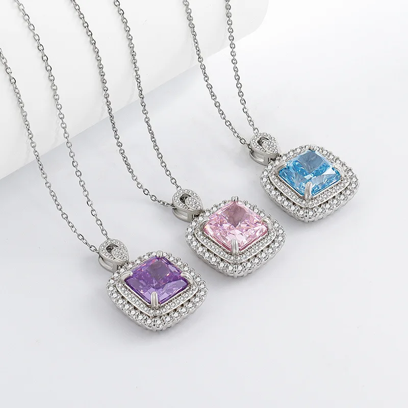 Beautifully-cut Korean-style necklace for ladies. Made of 925 sterling silver, it is fade-resistant and features exquisite and s