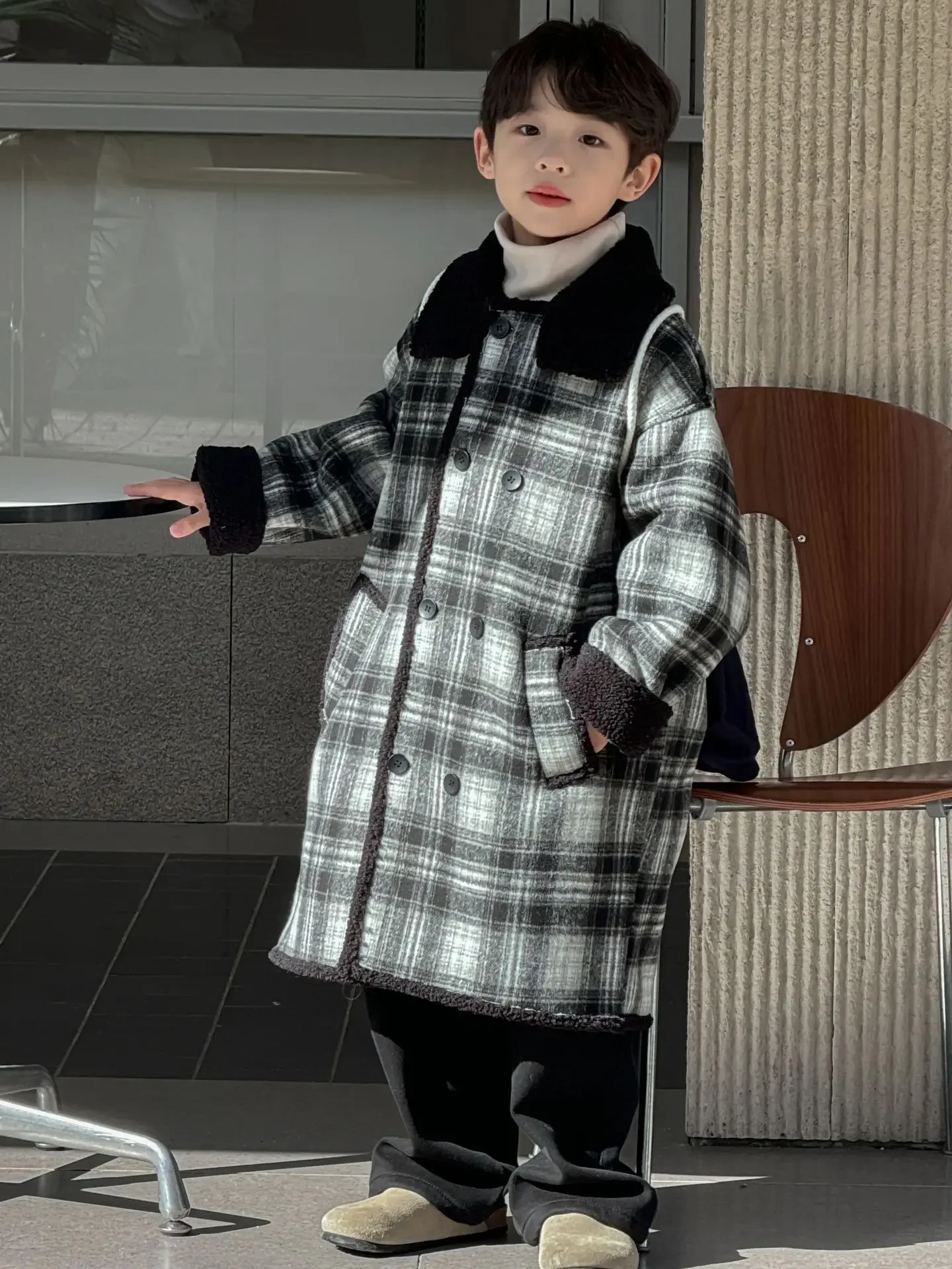 Boys Coat 2024 Winter New Childrens Wear Korean Style Boy Baby Black and White Checkered Wool Thickened Fur One Long Coat