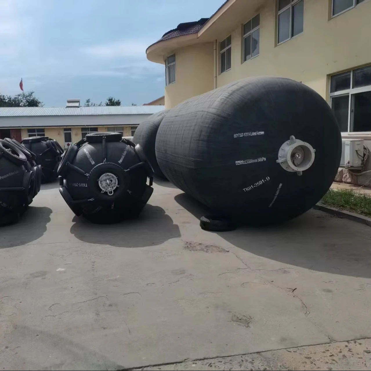 High Quality Fender Marine Fender Rubber Fender with Chains and Tyres Made in China
