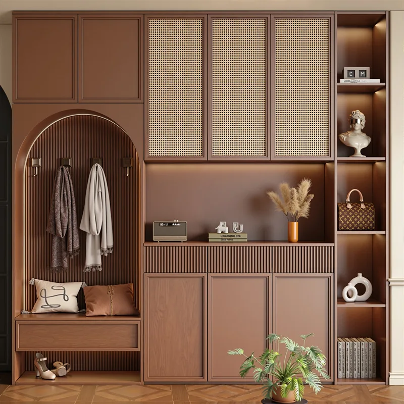 The side cabinet is integrated with particle board for storage, and the locker has a large capacity against the wall.