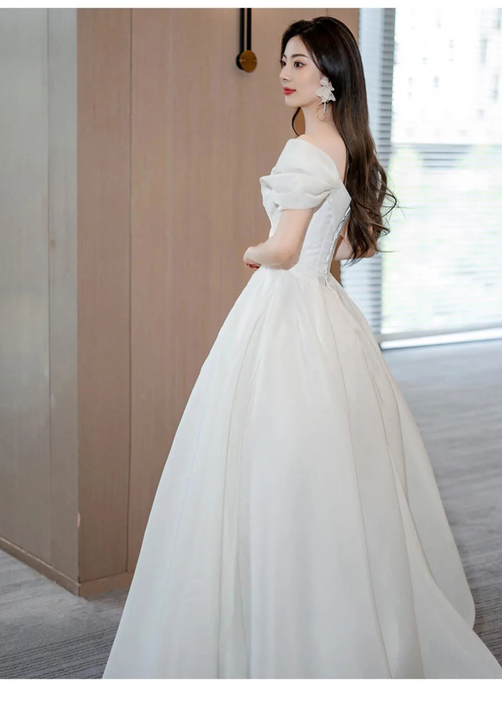 Elegantes schulterfreies Hochzeitskleid aus französischem Satin, schlichtes A-Linien-Kleid für Damen, leichtes, luxuriöses, einfarbiges, weißes, plissiertes A-Linien-Brautkleid