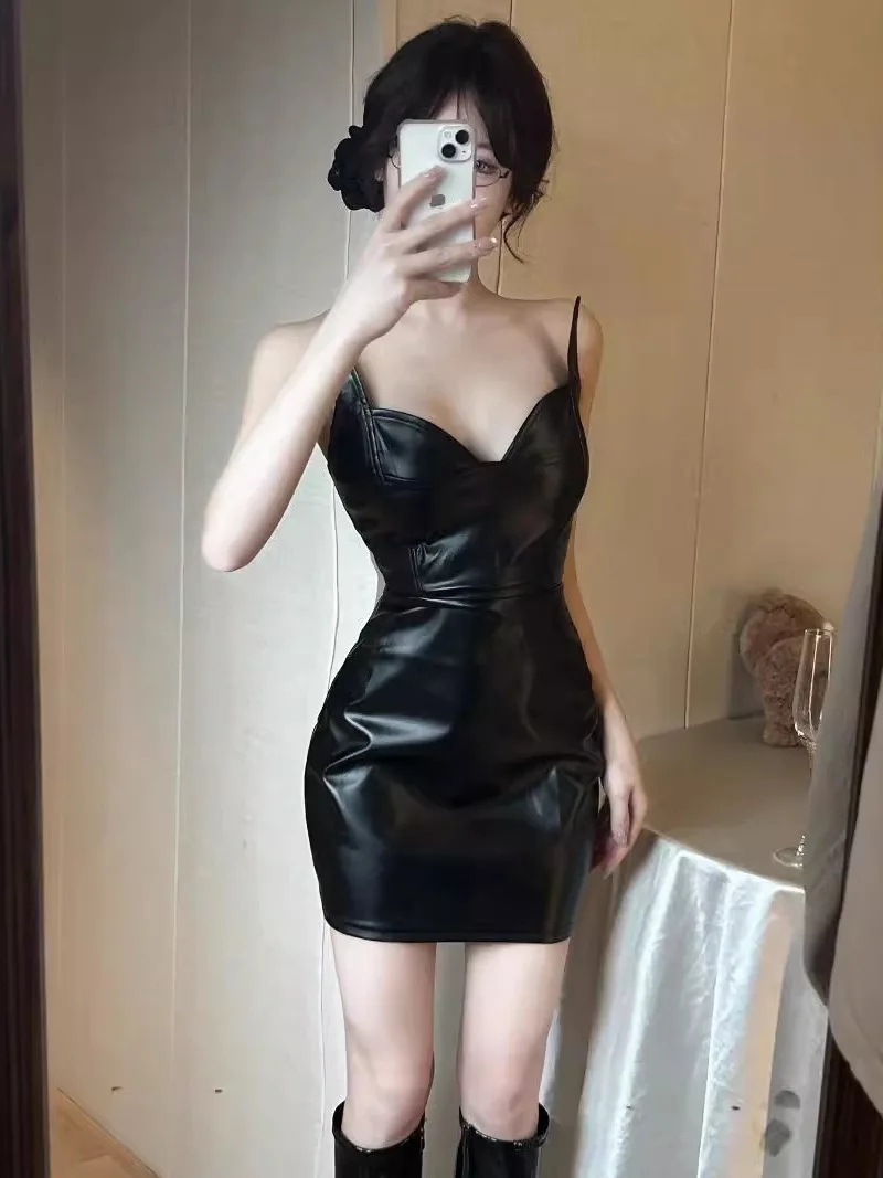 النسخة الكورية الجديدة منخفضة الياقة عارية الذراعين فستان بكتافة المرأة Cinching الخصر الصلبة سليم التفاف الورك بولي Leather فستان قصير 49NY