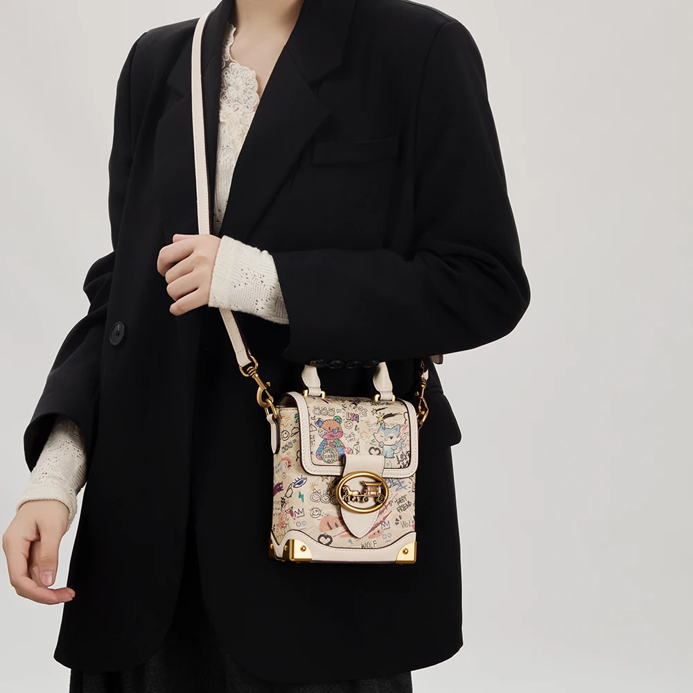 Women's Handbag 2026 New Fashionable niche Design Mobile Bag Shoulder Bag Daily Matching High-End Light Luxury Graffiti Crossbod