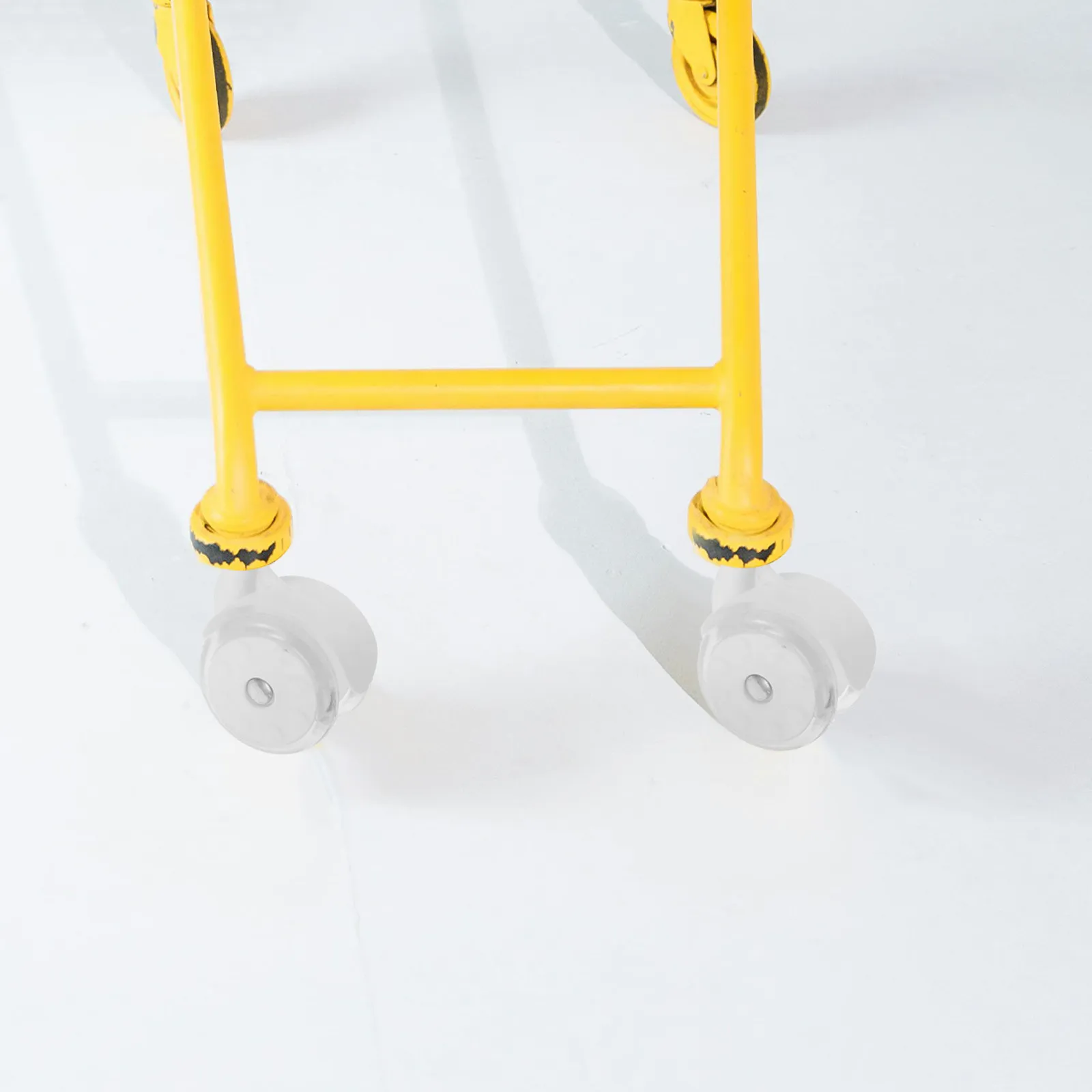 

Комплект из 4 универсальных пластиковых колес для детских ходунков: стабильные, плавно катящиеся, безопасные для использования в помещении и на улице