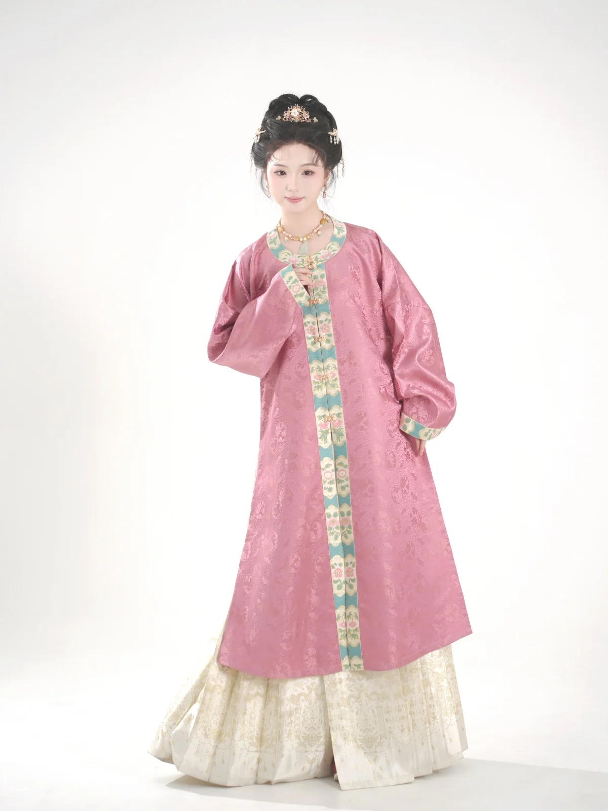 

Nanshan Flavor Flowing Cloud Gold through Embroidered Satin Restoration Flowing Cloud Pattern Ming Dynasty Hanfu Wanli round ...