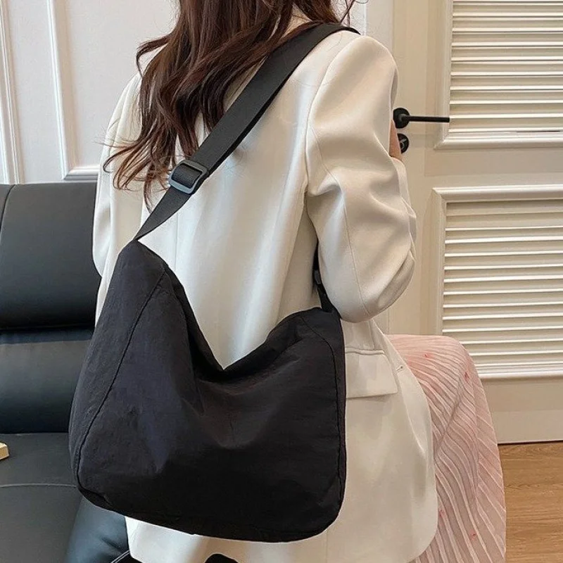 

High-End Ladies Handbag Crafted From Sturdy Leather Featuring Casual Simple Vintage And Paris High-End Daily Style ​