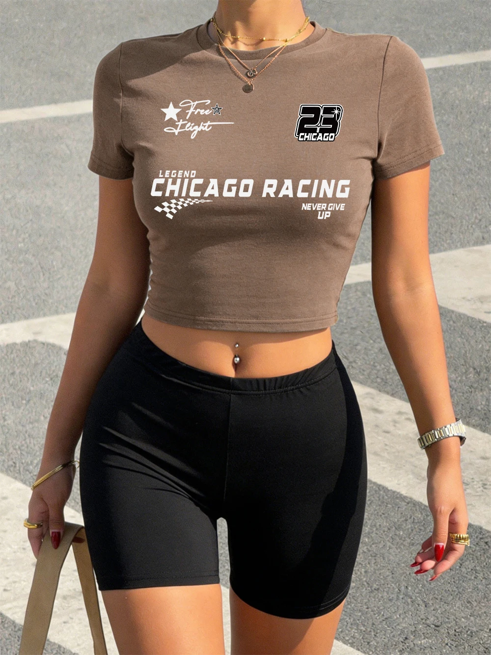 

Летний комплект из двух предметов: укороченная футболка с принтом «Chicago Racing Never Give Up» и шорты. Женский комплект: топ и брюки, высокоэластичная, мягкая, облегающая одежда.