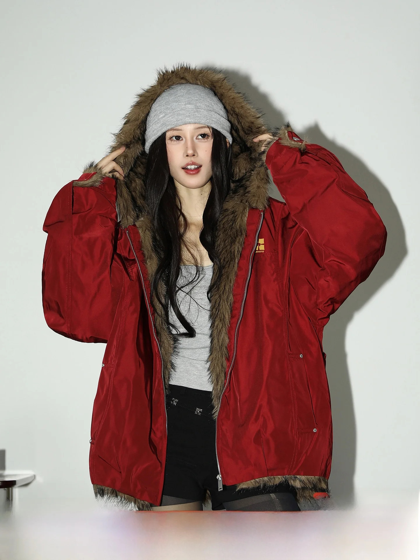 

Женская зимняя куртка Thermal Street: свободный крой, с капюшоном, утепленная хлопком, на молнии, с наполнителем из полиэфирного волокна