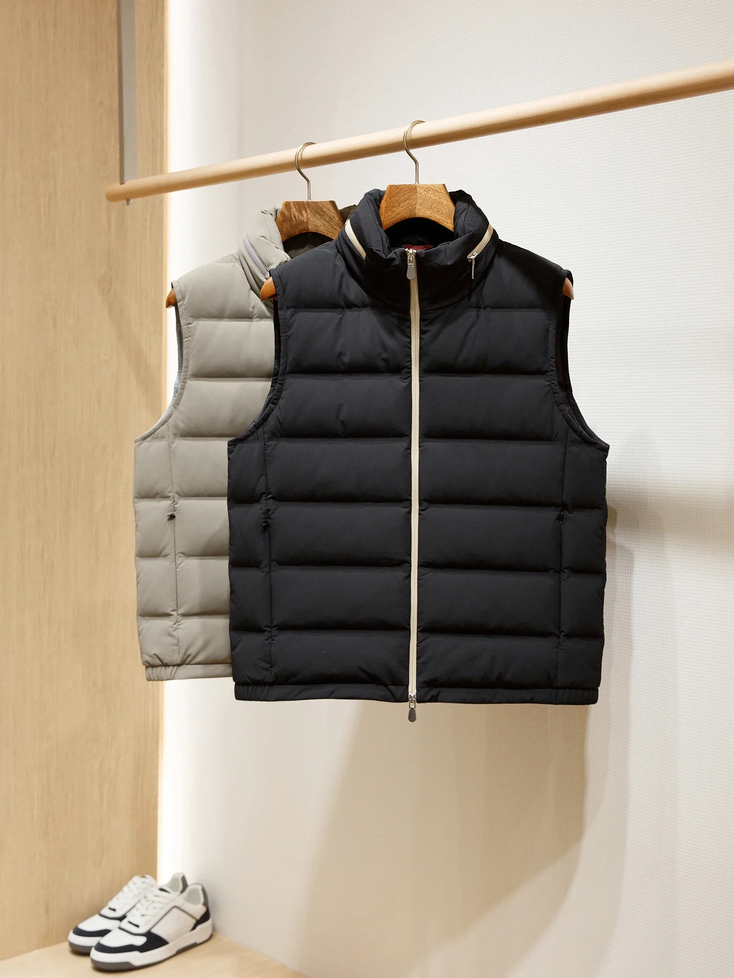 Cold-resistant coated nylon heat-sealed 90 white goose down stand-up collar down vest jacket