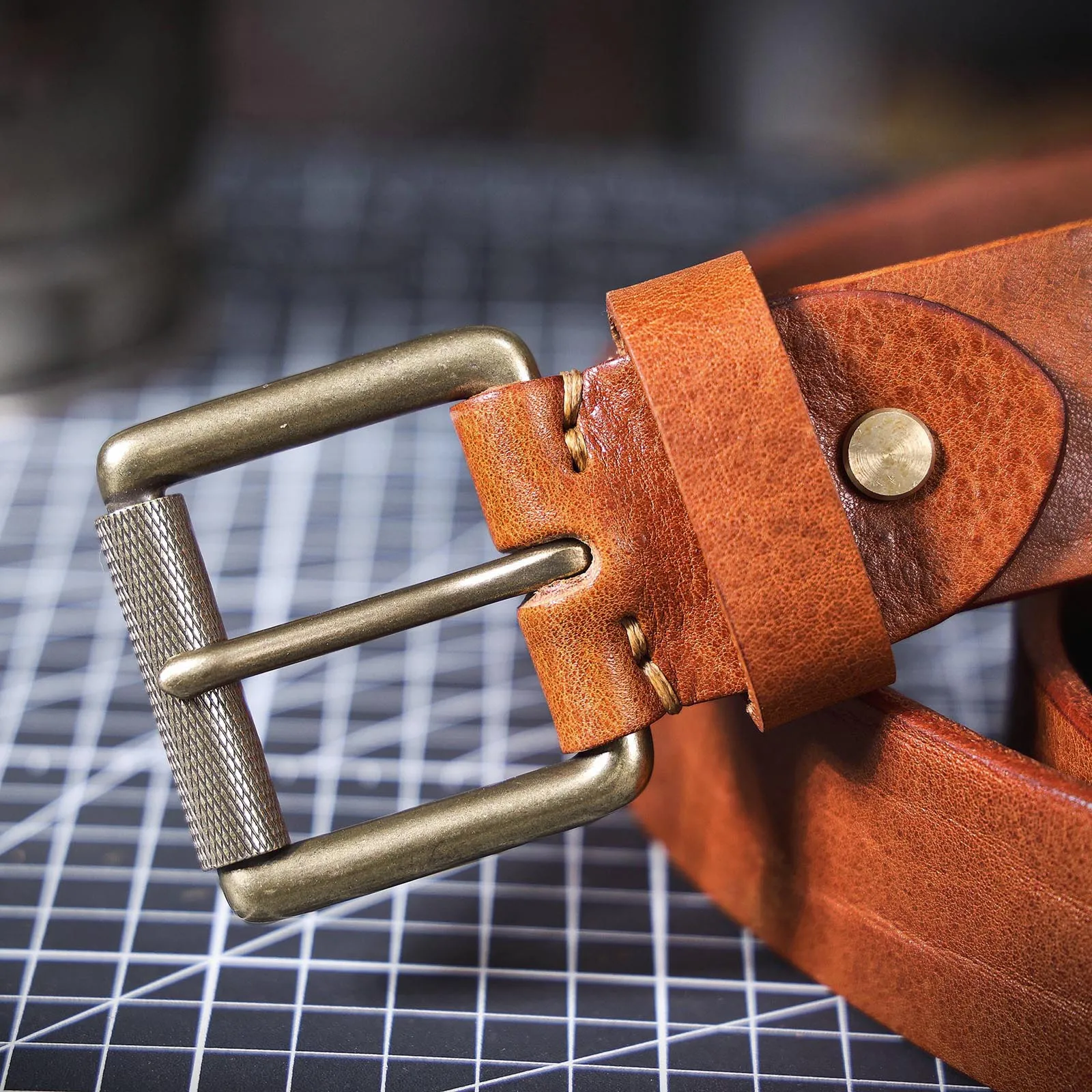 S.WORKER Klassischer Dicker Echtledergürtel für Herren aus Vollnarbigem Rindsleder Vintage Casual Gürtel für Jeans & Formelle Kleidung mit Messingschnalle – Detail 25