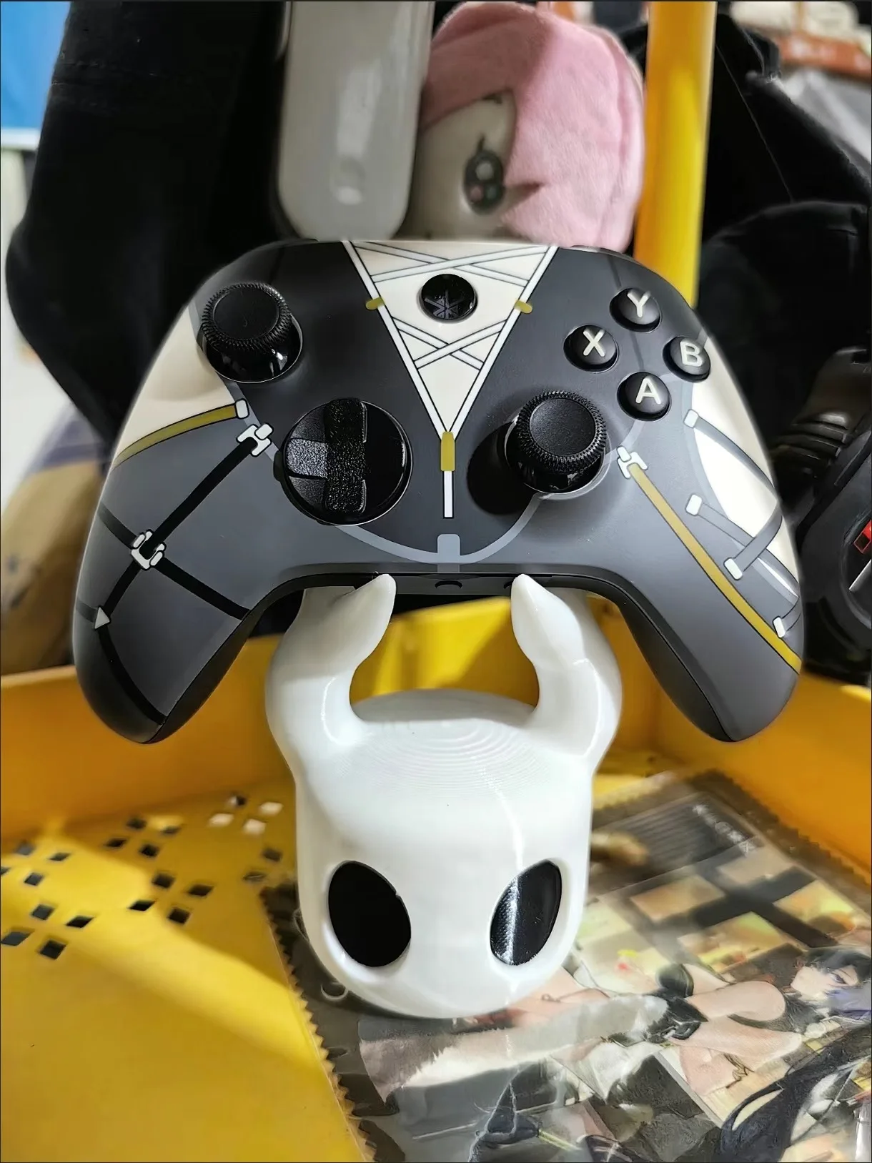 ホロウナイトゲームコントローラーベースブラケットとヘッドフォンスタンドかわいいデスクトップ装飾クリスマスギフトアニメコスプレアクセサリー