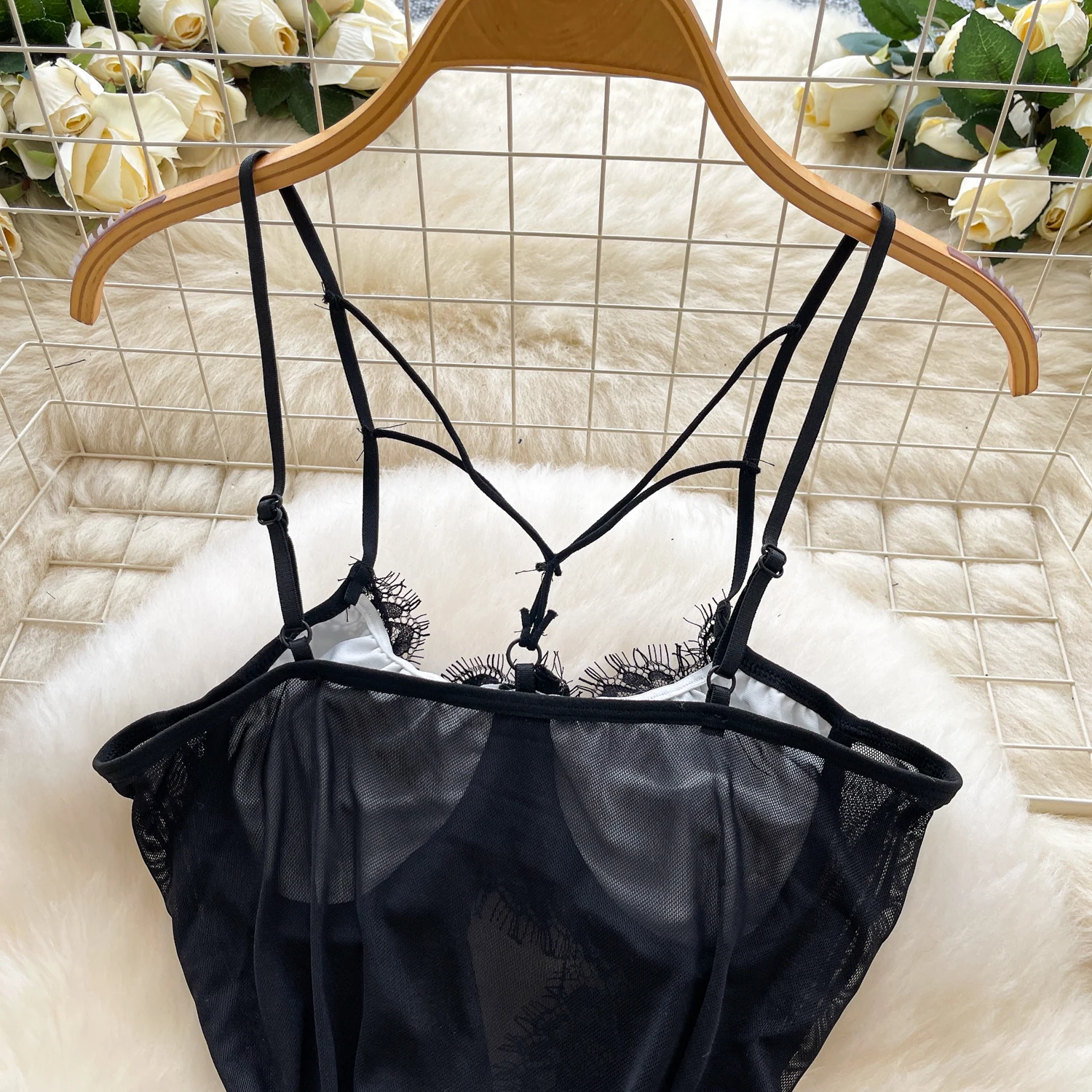 บอดี้สูทผู้หญิงแบบผูกคอเปิดหลัง แต่งผ้าลูกไม้สไตล์วินเทจ ทรงเข้ารูป ชิคๆ