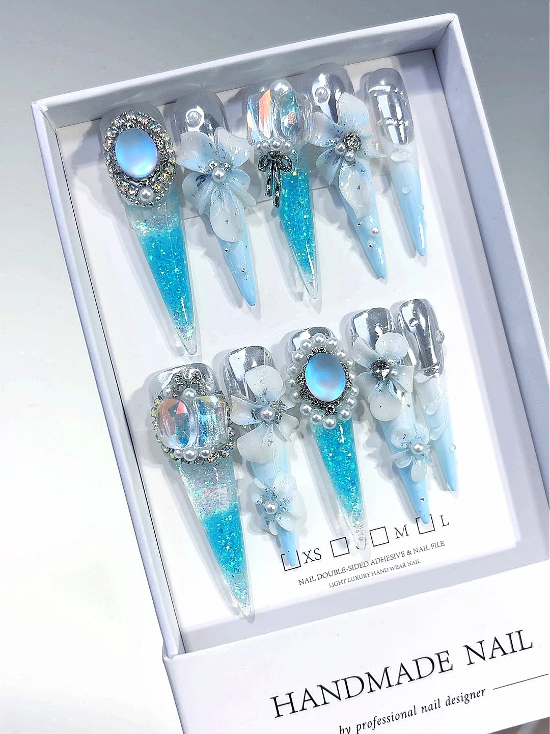 أزرق مائي ثلاثي الأبعاد من حجر القمر الزهري وحجر الراين على الأظافر - أظافر صناعية أنيقة مصنوعة يدويًا مع بريق ثلاثي الأبعاد #4