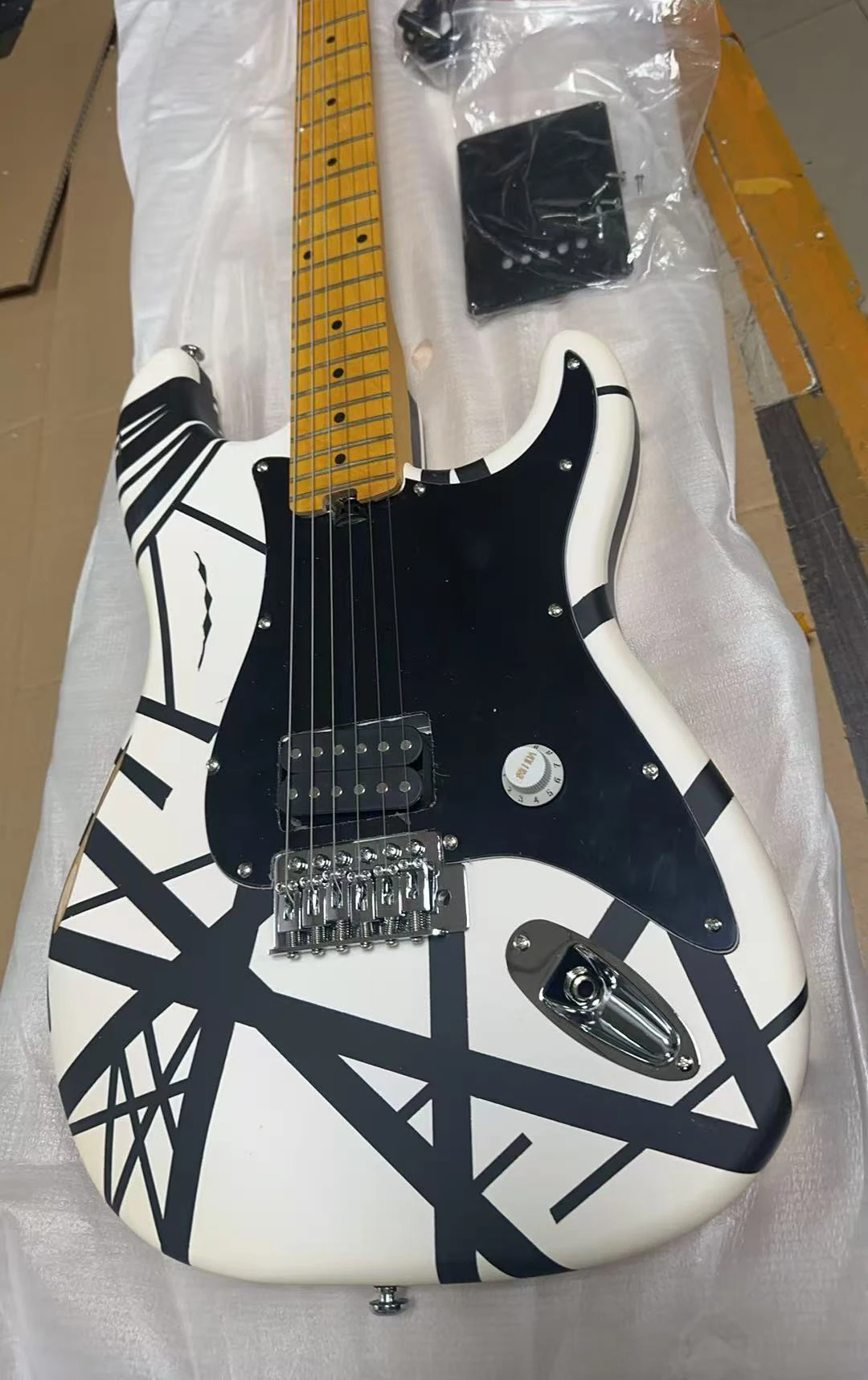 

Гитара V H серии Hot Striped 2026, черно-белая, с полосками, Floyd