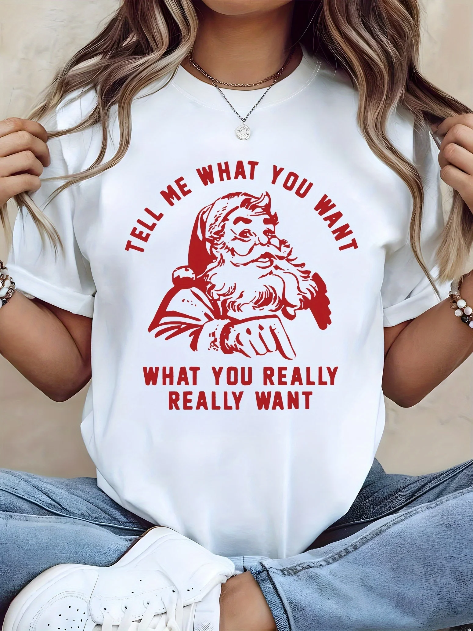 تي شيرت نسائي كلاسيكي مطبوع عليه سانتا كلوز مع شعار "أخبرني ما تريده" - بلوزة بأكمام قصيرة لعيد الميلاد باللونين الأبيض والأحمر