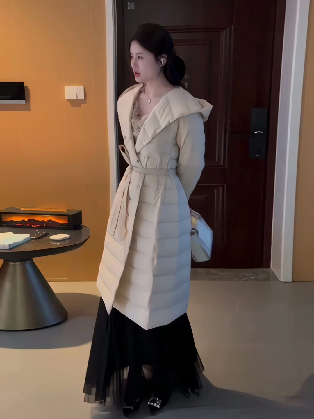 

Зимняя женская удлиненная куртка с капюшоном, теплая верхняя одежда, новинка 2025 года, модное пальто, белое, с наполнителем из пуха, стандартный крой