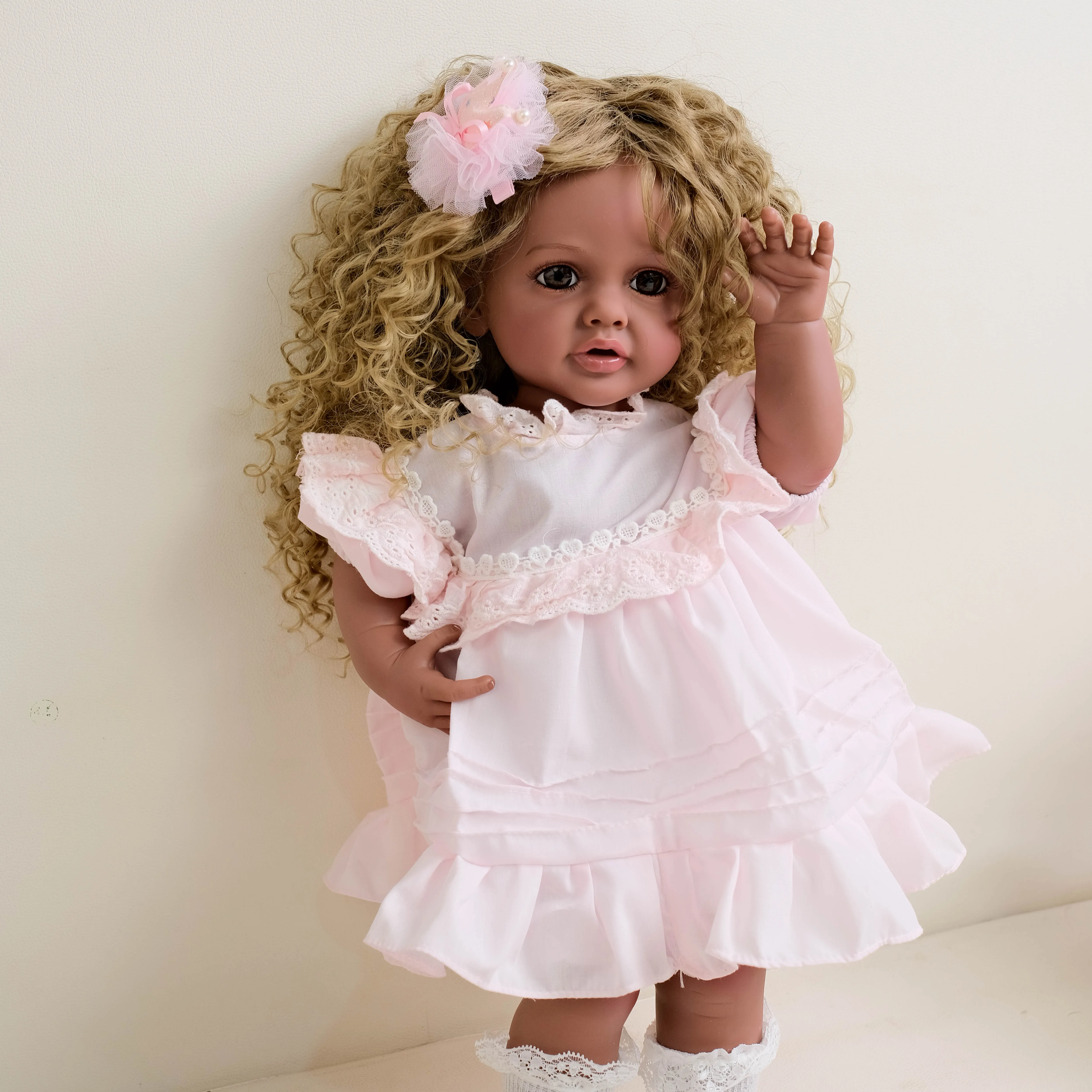 NPK 22 inch Betty Levensechte Siliconen Reborn Pop Full Body Krullend Haar Meisje Speelgoed 3D Bruine Huid Cadeau voor kinderen