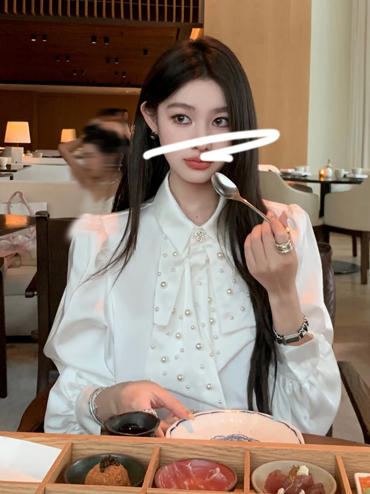 

Легкая роскошная белая атласная рубашка с бантом из бисера для женщин с осенним тонким топом со знаменитостями и бриллиантами