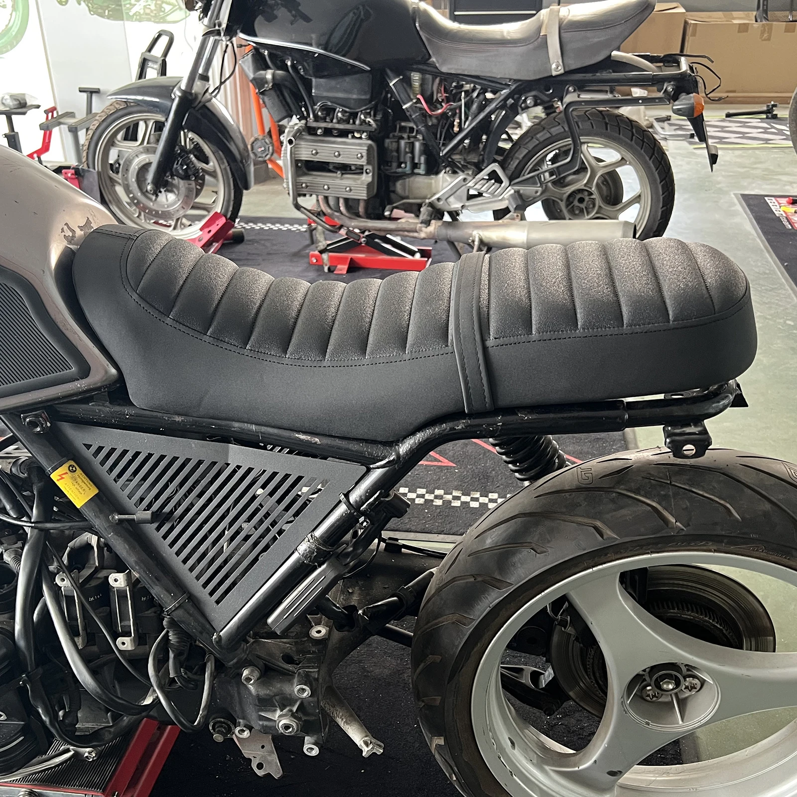 Cuscino Sella Anteriore Oldbones Cafe Racer Serie K per Moto BMW K100, Cuscino Retro in Pelle Artificiale Piatto per Conducente e Passeggero