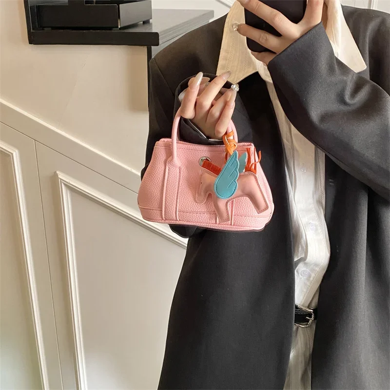 

Уникальная винтажная сумка через плечо с буквенным логотипом — высококачественная кожаная сумка с минималистской эстетикой и регулируемым ремешком