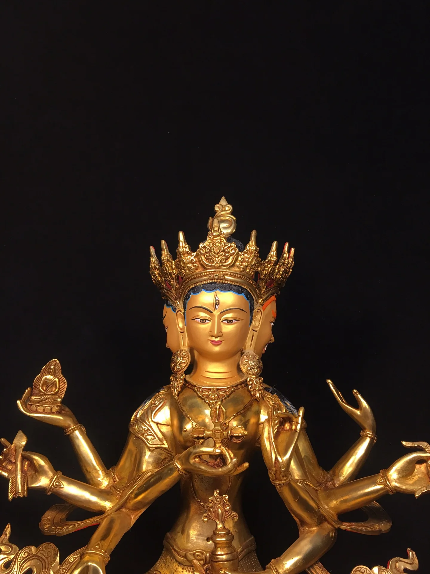 Tibetan brass gilt face painting Zunsheng Buddha three-sided eight-armed Guanyin large ornament hall supplies 47cm