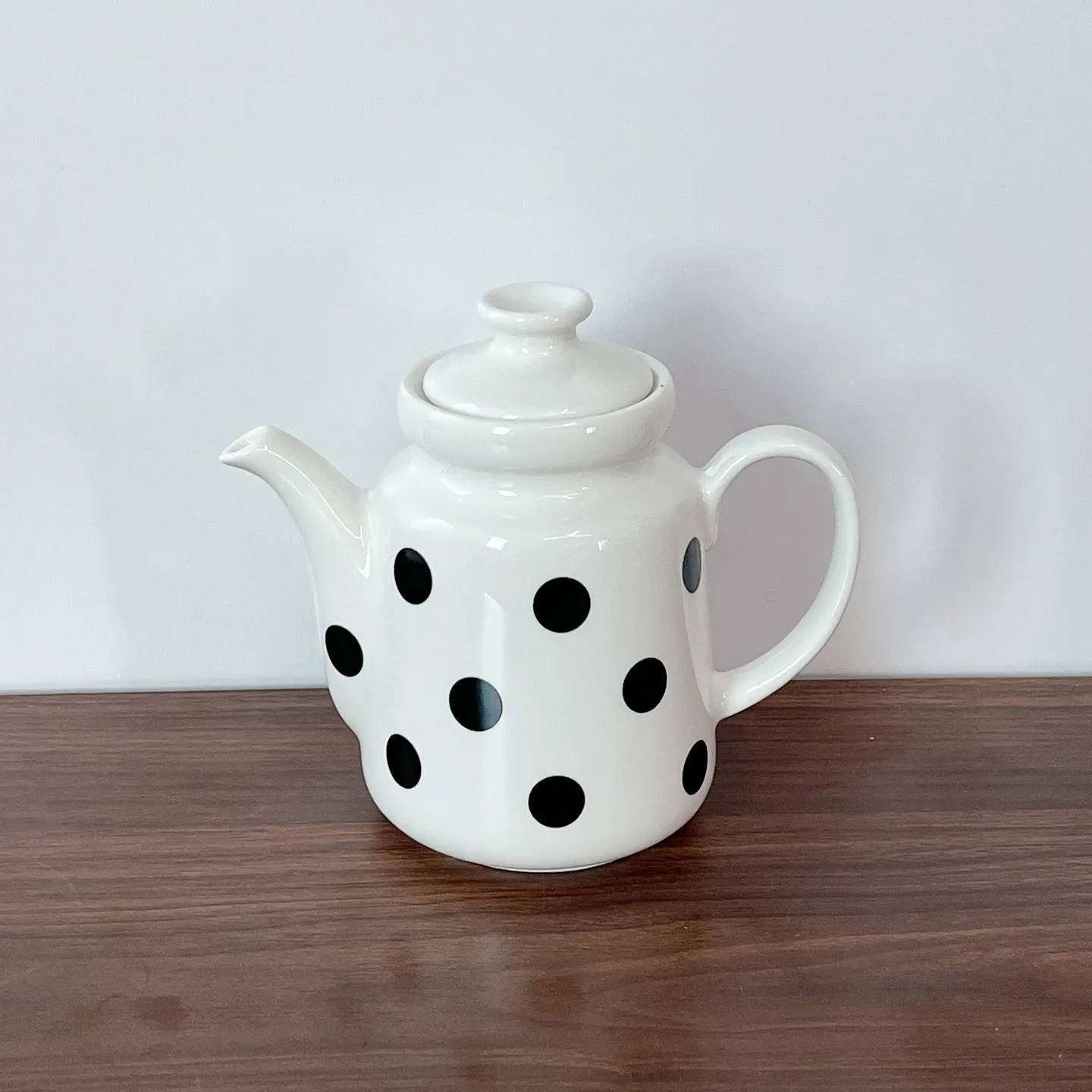 400ml White Ceramic Oil Dispenser with Black Polka Dots Porcelain Sauce Cruet with Lid Handle Kitchen Condiment Storage Bottle
