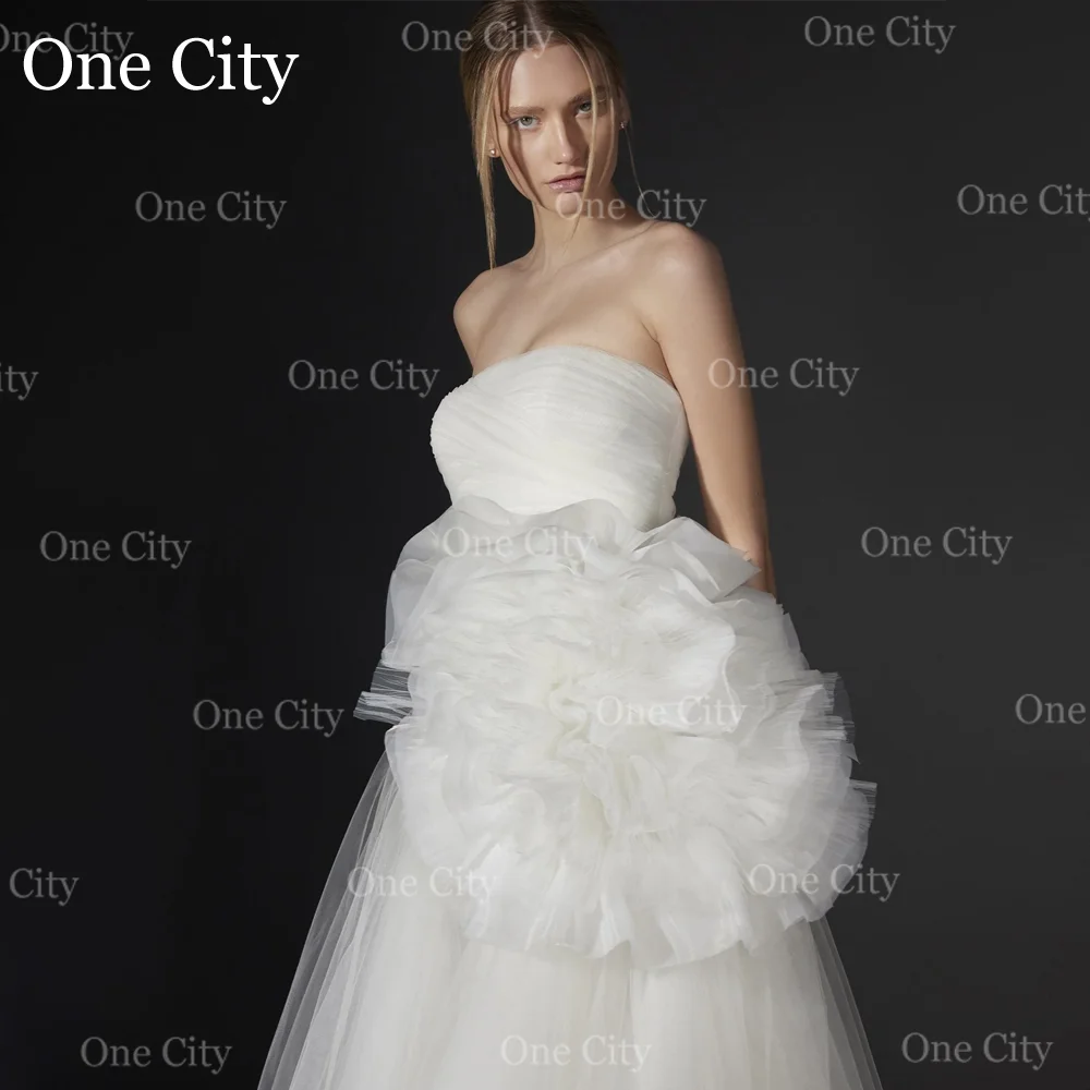 One City – robe de mariée blanche sans bretelles, avec fleurs 3D, en Tulle, robe de bal, ligne a, dos nu, personnalisée, nouvelle collection 2026Une robe de mariée sans bretelles blanche de la ville avec robe de boule