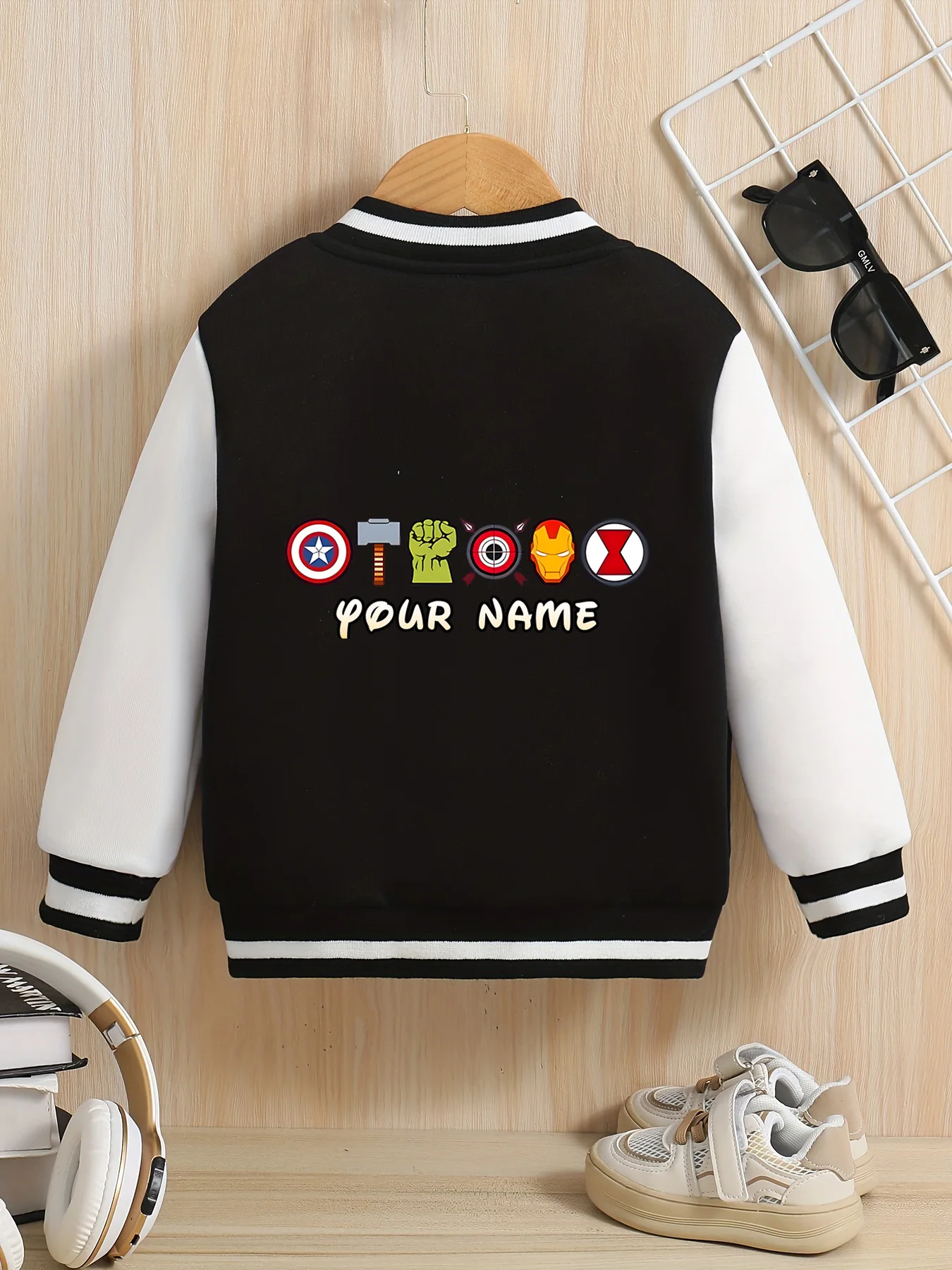 Jaqueta de beisebol MINISO Marvel Boys – combinação de logotipo Fun Avengers, esquema clássico de cores preto e branco, super atraente para