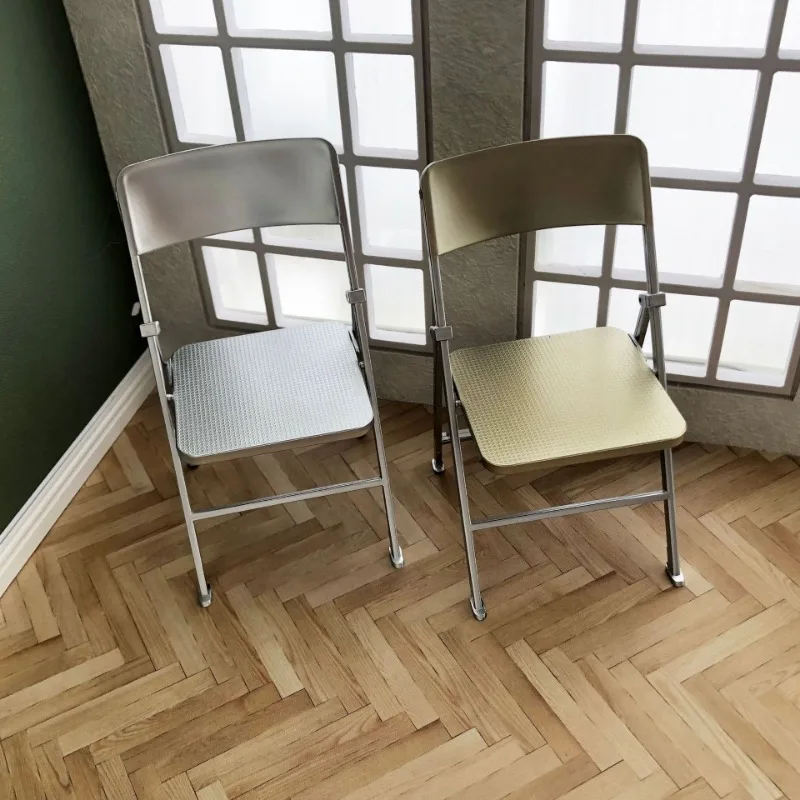 Il mini modello di sedia pieghevole colorata per casa delle bambole da 1 pezzo progettato alla moda può essere utilizzato come modello di accessorio per la decorazione della sedia per il tempo libero