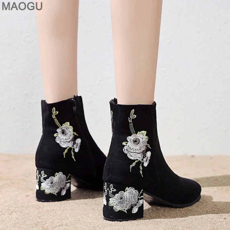 Bottines ethniques brodées noires pour femmes, talon épais, fermeture éclair latérale, courtes, doublées en peluche, bottines chaudes d'hiver pour femmes